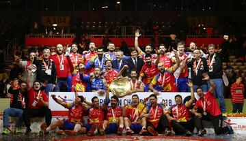 La Selección española llevaba tiempo persiguiendo el oro en un Europeo... y llegó en Croacia, con un gran campeonato: tumbaron a Francia en semifinales y en la final ganaron a Suecia. El técnico, Jordi Ribera, con un equipo renovado y con algunos clásicos, rompió la maldición. 