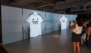 Las obras también se instalaron en la Tienda del Real Madrid, que está totalmente operativa para sus aficionados. Dos plantas completamente renovadas, con grandes pantallas y todos los productos derivados del club de Chamartín.