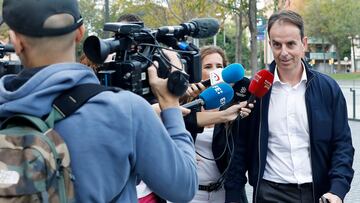 GRAFCAT5256. BARCELONA, 19/10/2023.- El exmarido de la extenista Arantxa Sánchez Vicario, Josep Santacana, a su llegada a la Ciudad de la Justicia, donde este jueves las acusaciones y las defensas exponen sus informes en la última jornada del juicio contra la extenista y Josep Santacana, acusados de urdir un plan para descapitalizar su patrimonio para no pagar una deuda al Banco de Luxemburgo. EFE/Andreu Dalmau
