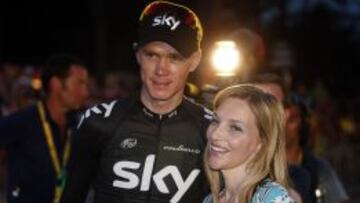 Christopher Froome, con su compañera Michelle Cound, en los Campos Eliseos tras la última etapa del Tour.