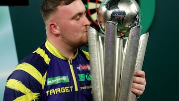 Luke Littler celebra su segundo título mundial.