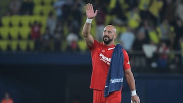 Villarreal's Spanish goalkeeper Pepe Reina celebrates to mark his 1000th match at the end of the Spanish league football match between Villarreal CF and Cadiz CF at La Ceramica stadium in Vila-real on May 24, 2023. (Photo by Jose Jordan / AFP)