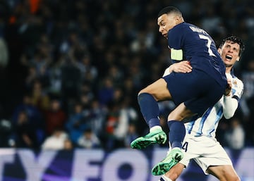 Choque entre Robin Le Normand y Kylian Mbappé.