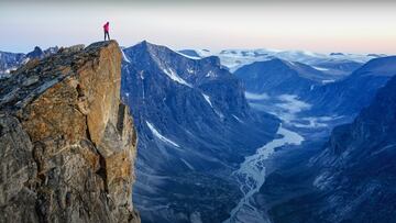 Un hombre en la cima de una montaña, en un fiordo canadiense, en Ocean to Asgard.