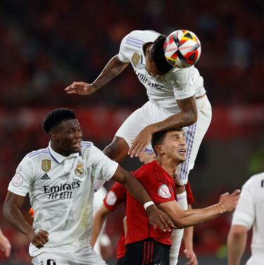 Militao intenta recuperar un balón de cabeza.