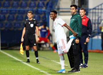 Ansu Fati salió al campo en el minuto 79 contra Montenegro, sustituyendo a Cucurella, y ese estreno le permite convertirse en el segundo futbolista más joven en la historia en debutar con España Sub-21.