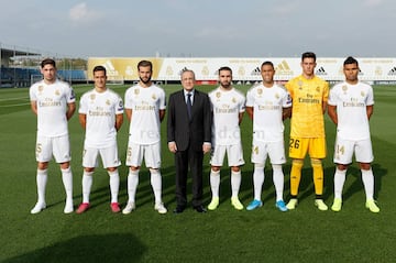 El presidente del club, Florentino Pérez, junto a los canteranos del conjunto blanco: Fede Valverde, Lucas Vázquez, Nacho, Carvajal, Mariano, Altube y Casemiro. 