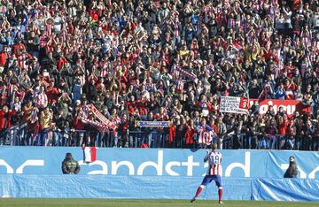 El 4 de enero de 2015 parecía un día de partido en el Calderón, coches en las aceras, riadas de gente, colas interminables... Era el momento esperado durante años por la afición del Atlético, la vuelta a casa de Fernando Torres, que desbordó todas las previsiones, con 50.000 espectadores en las gradas para aclamar a su 'Niño', de regreso. 

