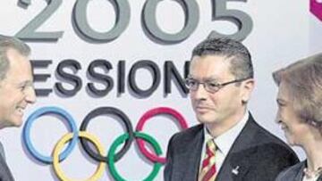 <b>ILUSIÓN TRAICIONADA. </b>Jacques Rogge, presidente del COI, saluda en Singapur a la reina Sofía, en presencia de Alberto Ruiz-Gallardón.