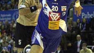 <b>JUANCHO PÉREZ. </b> El pivote de los navarros peleó mucho durante todo el encuentro.