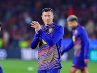 Lewandowski saluda a la afición del Barça