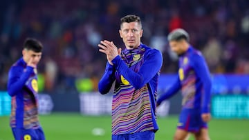 Lewandowski saluda a la afición del Barça