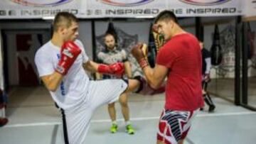 Darko Milicic entrena para luchar kickboxing.