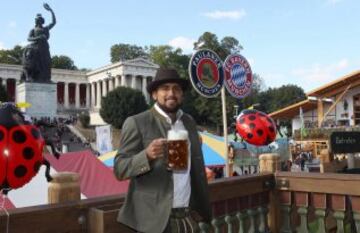 El centrocampista chileno del Bayern de Múnich Arturo Vidal, durante la 182º edición de la Oktoberfest, la fiesta de la cerveza, en Múnich.
