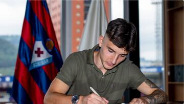 Eric Pérez renueva con el Eibar, pero apunta a salir cedido