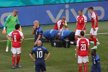 El centrocampista dan¨¦s del Inter de Mil¨¢n se desplom¨® y qued¨® inconsciente tras un salto durante el encuentro de la Eurocopa ante Finlandia. Los servicios m¨¦dicos actuaron durante varios minutos antes de ser sacado en camilla para ser trasladado al hospital.