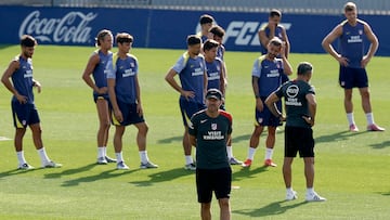 Simeone, al frente de un entrenamiento del Atlético. Las lecciones aprendidas de un parón a otro.