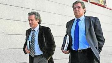 <b>DE VISITA. </b>Los administradores estudiaron los 'números' del Murcia.