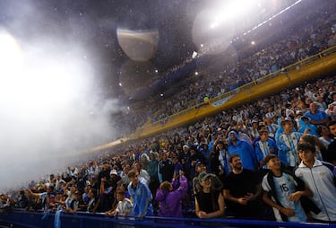 Aficionados argentinos vitorean durante el partido amistoso internacional entre Argentina y Mauritania en el Estadio Alberto J. Armando.