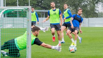 Mart&iacute;nez y Yeray dispara a Unai Sim&oacute;n.