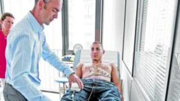 <b>TODO OK. </b>Benzema pasó ayer el reconocimiento en Lyon bajo la supervisión de un médico del club.