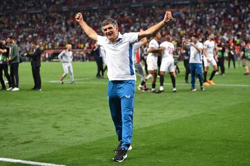 José Luis Mendilibar, entrenador del Sevilla, muestra su jubilo tras conseguir el triunfo ante la Roma y el trofeo de la Europa League.