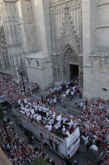 El autobús sevillista en la puerta de la catedral de Sevilla.