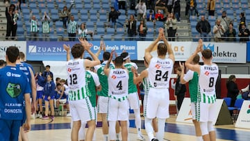 Los jugadores del Real Betis agradecen a los aficionados desplazados a San Sebasti¨¢n su apoyo tras la victoria en el partido de LEB Oro ante el Gipuzkoa Basket.