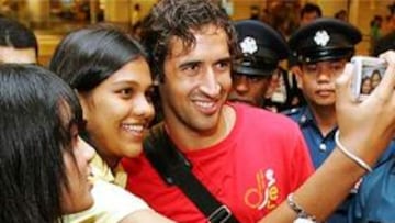 <b>RECONOCIDO Y ACLAMADO.</b> Uno de los símbolos del madridismo fue aclamado a su llegada a Singapur.