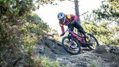 Una piloto de MTB durante la primera parada de la UCI E-Mountain Bike Cross-Country World Cup, en M&oacute;naco.