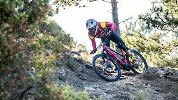 Una piloto de MTB durante la primera parada de la UCI E-Mountain Bike Cross-Country World Cup, en Mónaco.
