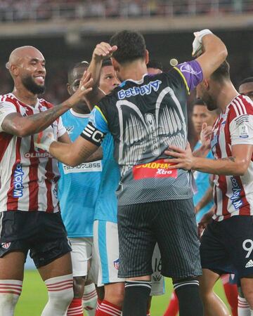 Sebastián Viera disputó su último partido con la camiseta de Junior, luego del partido de despedida con varios jugadores históricos del club.