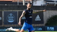 Fran Carnicer, jugador del Eldense, se ejercita en el campo de Barreiro, en Vigo, en la víspera del partido entre el Celta B y el conjunto alicantino.
