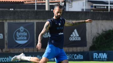 Fran Carnicer, jugador del Eldense, se ejercita en el campo de Barreiro, en Vigo, en la v¨ªspera del partido entre el Celta B y el conjunto alicantino.