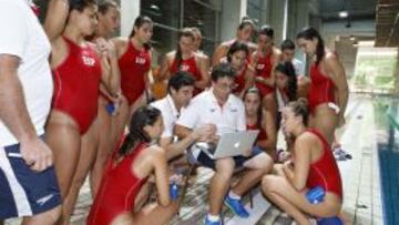 ATENTAS. Las jugadoras escuchan atentamente a los técnicos en Madrid, durante la última estadía que se realizó en la capital española.
