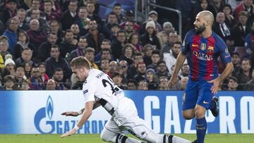 Mascherano y Hahn, durante el Barcelona-Borussia Mönchengladbach.