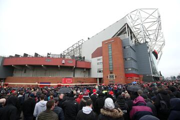 Se cumplen 60 años de la tragedia aérea que acabó con la vida de 23 personas, ocho de ellos futbolistas del equipo inglés al que llamaban 'Busby Babes'. El Manchester United realizó un bonito memorial en el partido de la Premier frente a Huddersfield Town.