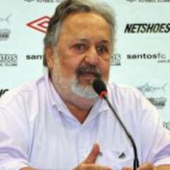 "El padre de Neymar quiso sacar dinero hasta del césped"