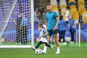 Los niños irrumpen en el entreno del Madrid en Kiev