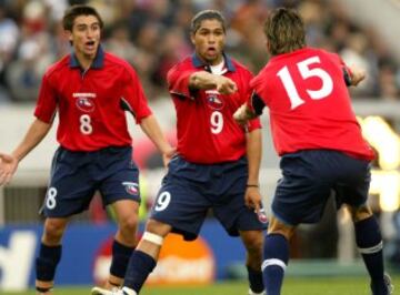 Fernando Martel y Mauricio Pinilla celebran junto a Reinaldo Navia el gol del empate frente a Argentina.