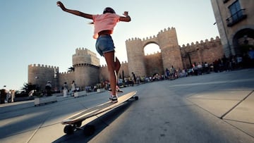 Una chica con su longboard ante un castillo en el tercer episodio de la pel&iacute;cula Endless Roads de Juan Rayos, una de las m&aacute;s aclamadas en deportes de acci&oacute;n en los &uacute;ltimos a&ntilde;os. 