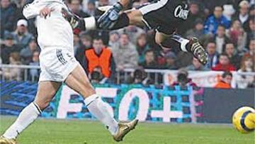 <b>GOL ANULADO. </b>Ronaldo marcó en esta acción a pase de Solari, pero el árbitro pitó fuera de juego posicional de Raúl.
