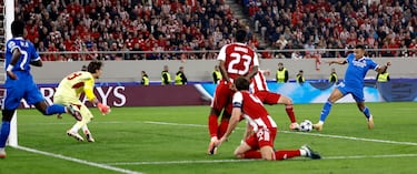 2-4. Partidazo de Vincius, que se va en carrera de Panagiotis Retsos, se mete en el área y asiste al delnatero francés para que empuje el balón al fondo de la portería de Kostas Tzolakis.
