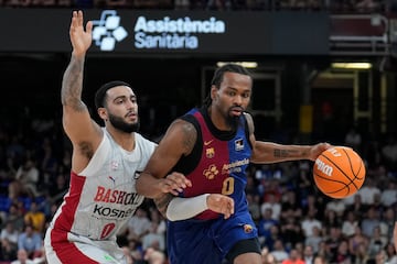 El base estadounidense del Barcelona Kevin Punter ante Markus Howard, del Baskonia.