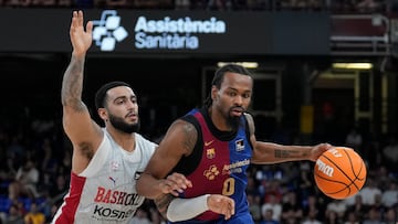 El base estadounidense del Barcelona Kevin Punter ante Markus Howard, del Baskonia.
