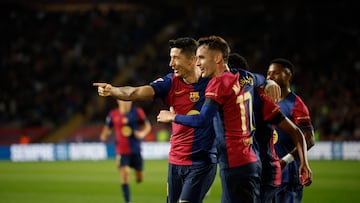 BARCELONA, 20/10/2024.- El delantero del Barcelona Robert Lewandowski celebra con Marc Casado (d) tras marcar el primer gol ante el Sevilla, durante el partido de LaLiga que FC Barcelona y Sevilla FC disputan este domingo en el estadio Lluis Companys. EFE/Alberto Estévez