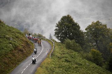 El pelot¨®n durante la novena etapa del Tour.