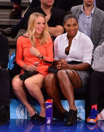Caroline Wozniacki y Serena Williams, en primera fila del Madison para ver la derrota de los Knicks ante los Wizards.