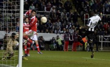 NEWCASTLE 1-1 BENFICA Primer gol del jugador Cissé