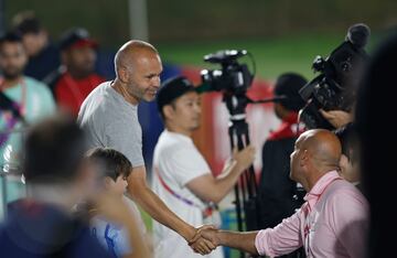 El exjugador de la selección Andrés Iniesta visita el entrenamiento de la selección española. 